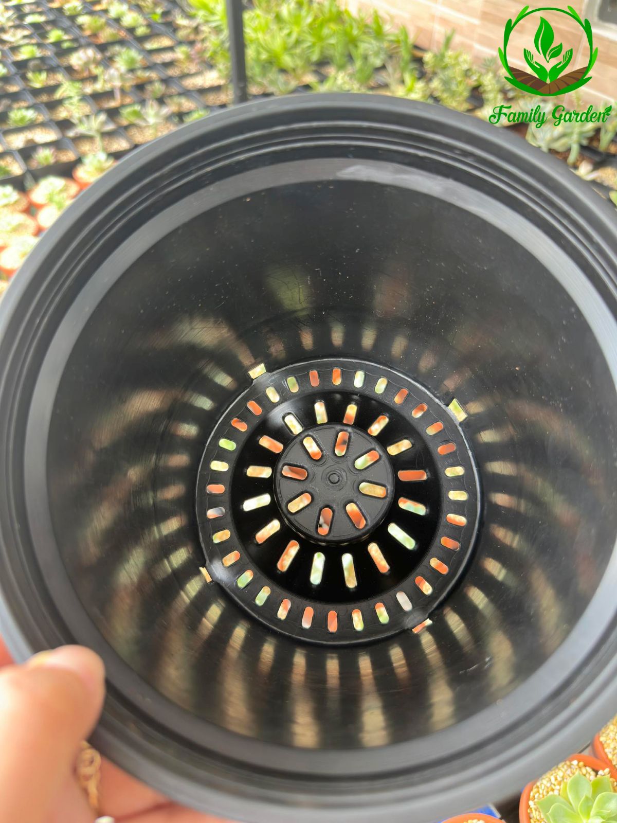 Ảnh đáy chậu nhựa tròn, đen size 18x16cm thương hiệu THAKICO