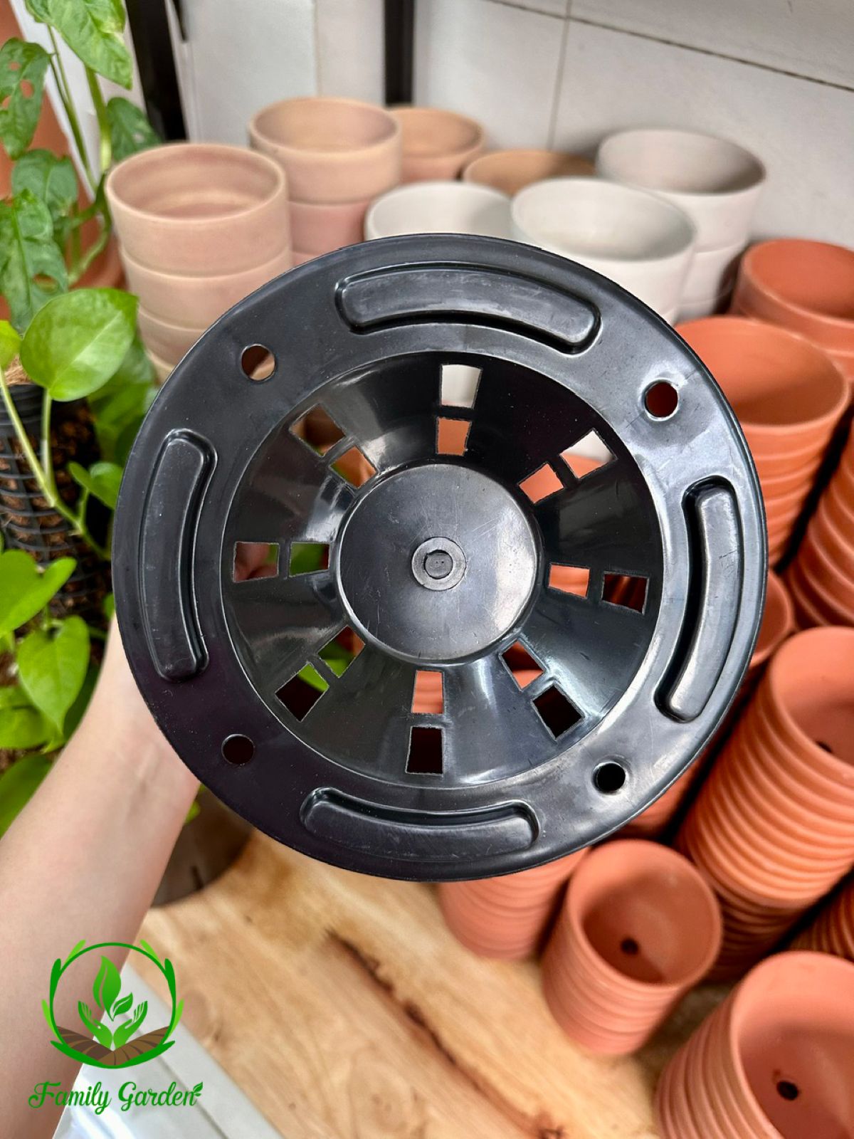 Ảnh thực tế đáy chậu chụp tại Family Garden - Chậu nhựa PP đen, tròn thương hiệu THAKICO size 20x16cm