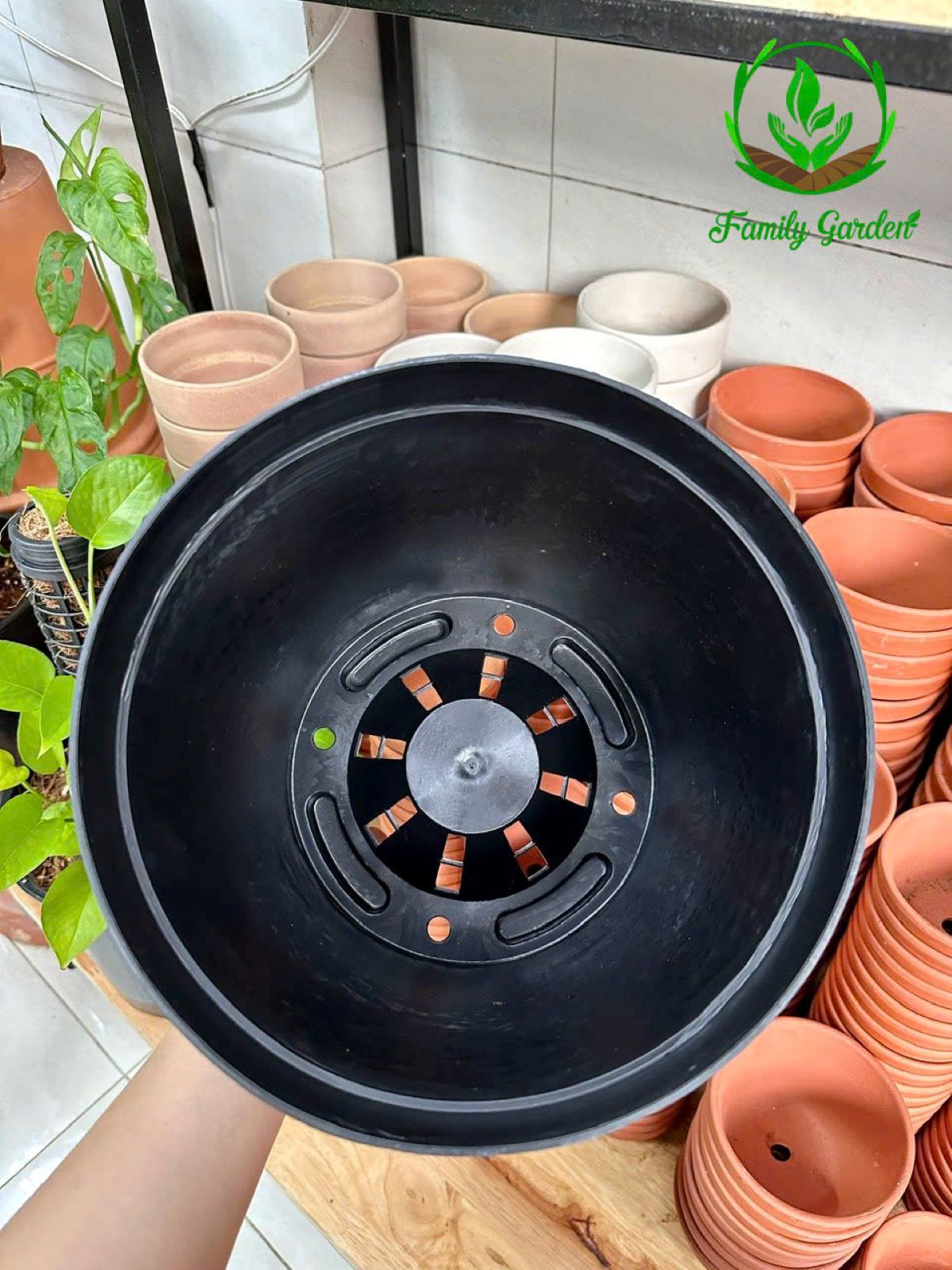 Ảnh thực tế đáy chậu chụp tại Family Garden - Chậu nhựa PP đen, tròn thương hiệu THAKICO size 24x22cm